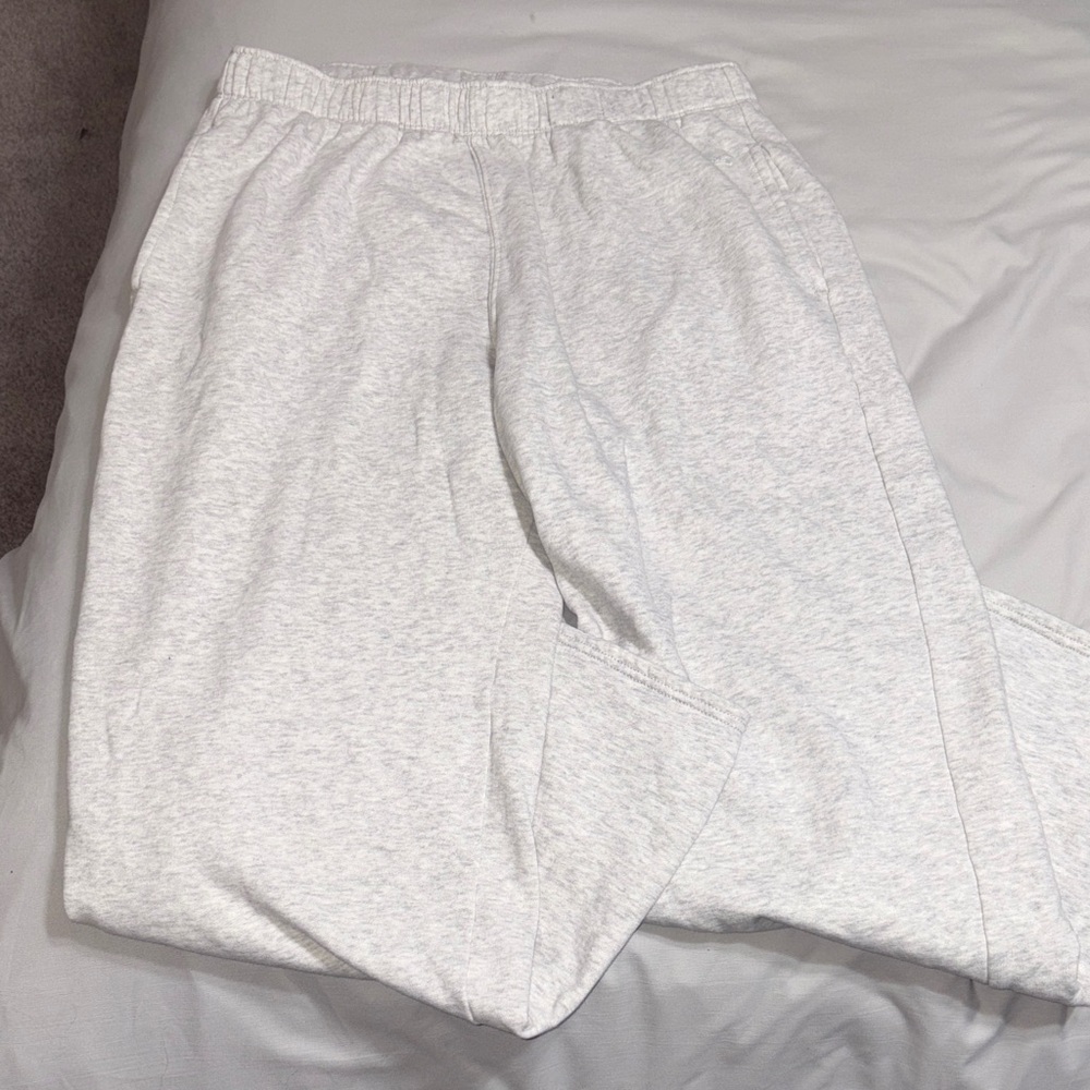 Cozy Gray Sweatpants
Style- Baggy sweatpants